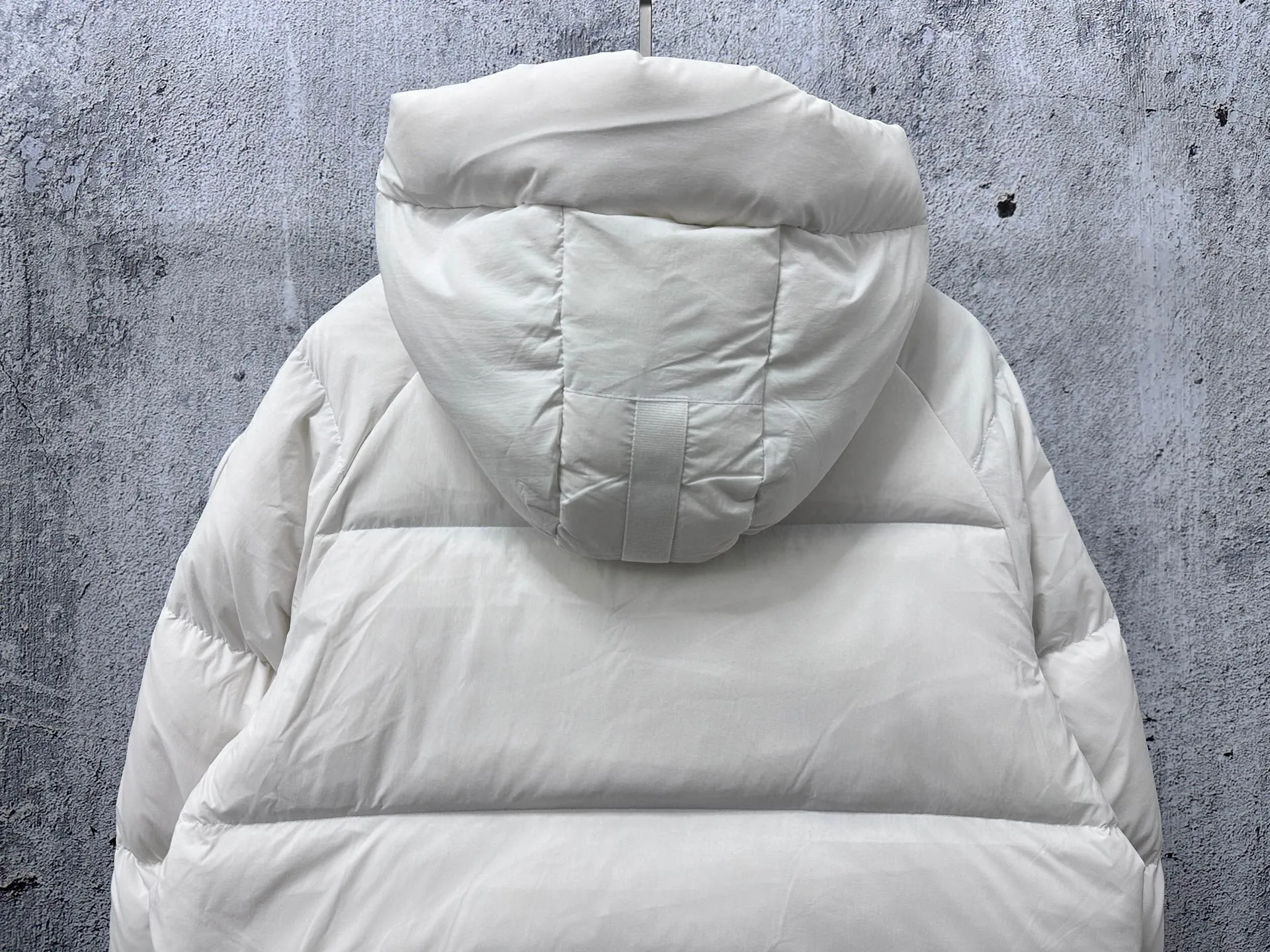 P740 【𝗖𝗔𝗡𝗔𝗗𝗔 𝗚𝗢𝗢𝗦𝗘】Capsule Series Macaron White Label Fabric: Made of soft EnduraLuxe fabric imported from DuPont, CORDURA, USA, which enhances the durability of easy-to-wear parts, is lightweight and durable; the liner is made of 400T anti-velvet gallbladder, which is comfortable, soft and non-velvet. : Equipped with a detachable hood, which can be adjusted in two directions, and is also filled with down, which brings greater softness and wrapping around the head and neck, and is full of warmth. This parka features white trim on the back and sides, and the hardware locks are all original and custom-made to match the muted fabric color. Goose label: The official website’s new series of silicone material labels, non-embroidery labels. Length: Fit hip-length. Size: XS-L